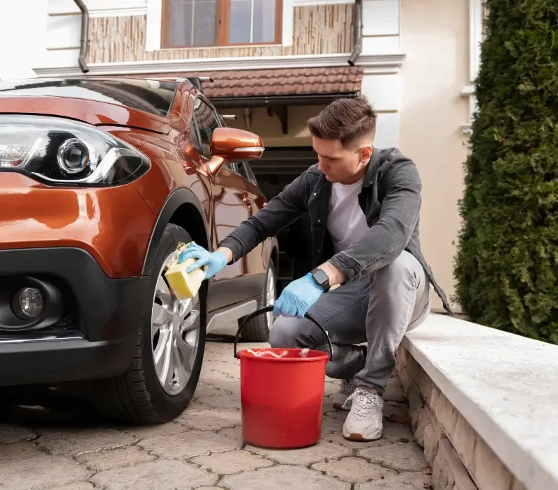 Lavage auto à domicile Dialan sur Chaîne : professionnel intervenant sur un véhicule